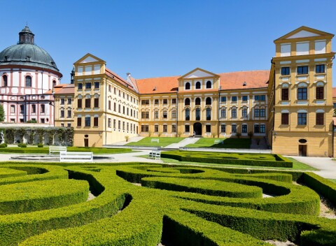 Vysočina: Jaroměřice nad Rokytnou pri zámku v Hoteli Opera *** s raňajkami/polpenziou, bowlingom a saunou