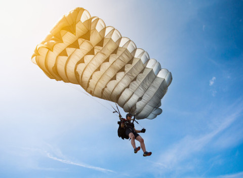 Parašutistický výcvik + odvážny zoskok bez inštruktora z výšky 1200 metrov.
