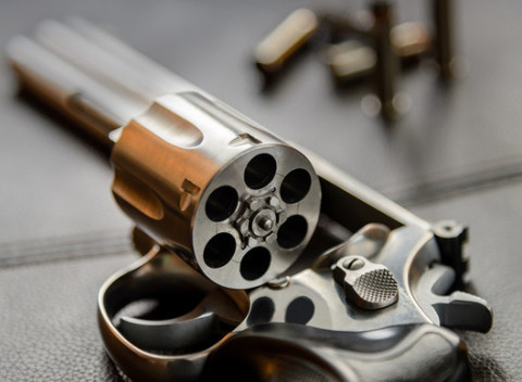 Streľba ostrými nábojmi na strelnici v protiatómovom kryte v centre Bratislavy.