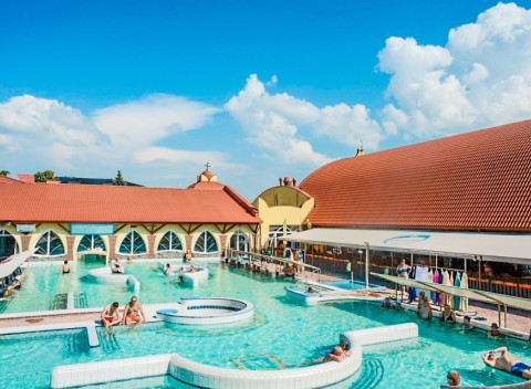 Veľký Meder len 100 m od termálneho kúpaliska Thermal Corvinus v apartmánoch Karmon Park s raňajkami.