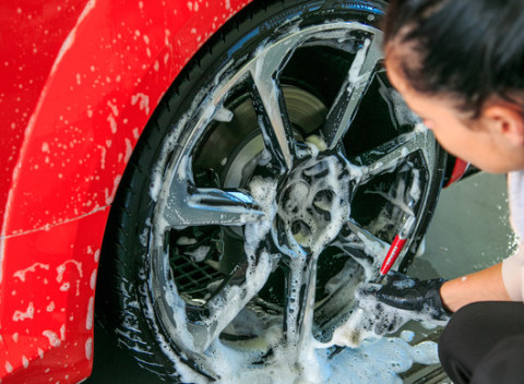 Kvalitné exteriérové a interiérové ručné umytie vozidla + voskovanie laku.