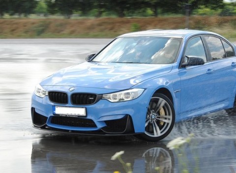 Ruky na volant, nohu na plyn! Škola šmyku SuperDRIVE – bezpečnosť a zábava na cestách.