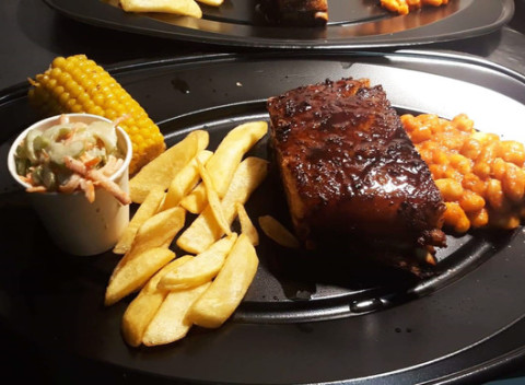 Kilo pečených rebrier s kukuricou a hranolkami v Rotunde Spiegelsaal v Trnave.