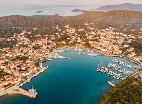 Ostrov Ugljan priamo pri pláži a blízko NP Kornati v Holiday Park Zelena Punta *** s polpenziou + animácie