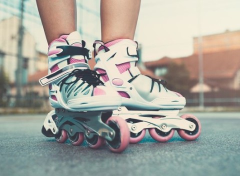Inline korčule Roces, ruksak alebo tenisky s kolieskami. Vybavte sa na jarné ožívanie prírody.