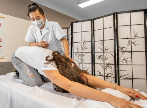 Tradičné čínske masáže. Masáž v trvaní 30 alebo 60 minút s liečebným a preventívnym účinkom.