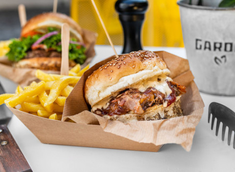 Zažite atmosféru Unas Street food s obľúbeným burgerom. Na výber z dvoch rôznych burgerov.