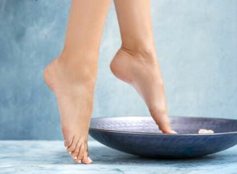 Suchá pedikúra aj s lakovaním v salóne NKO - Krásne upravené nechty na 3 až 5 týždňov