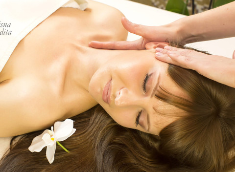 Masáž chrbta, bankovanie alebo celotelová olejová masáž v salóne Krásna Afrodita v Ružinove.