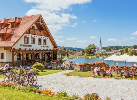 Frymburk priamo na brehu Lipna: Hotel Leyla *** s raňajkami formou bufetu + detský kútik a úschovňa bicyklov