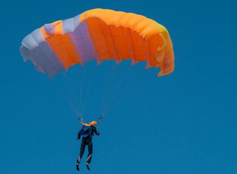 Dotknite sa oblakov! Adrenalínový zoskok padákom bez inštruktora a parašutistický výcvik.