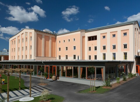 Rakúsko 4,5 km od českých hraníc v JUFA Hoteli Weinviertel *** s polpenziou a saunou + vstup na kúpalisko