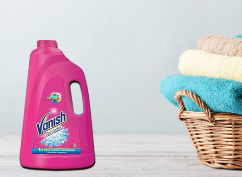 Odstraňovač škvŕn Vanish Oxi Action – 4 litre, vhodný na farebné aj biele prádlo.