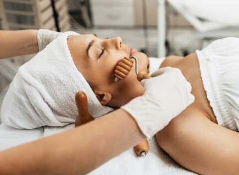 Omladzujúca maderoterapia tváre s oligopeptidmi v salóne Sofia Bene