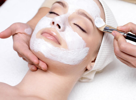 Hĺbkové čistenie pleti manuálne, ultrazvukovou špachtľou a diamantová mikrodermabrázia s masážou.