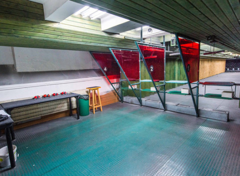 Zážitková streľba z krátkych aj dlhých zbraní v strelnici Delta – jedinej svojho druhu v okolí.