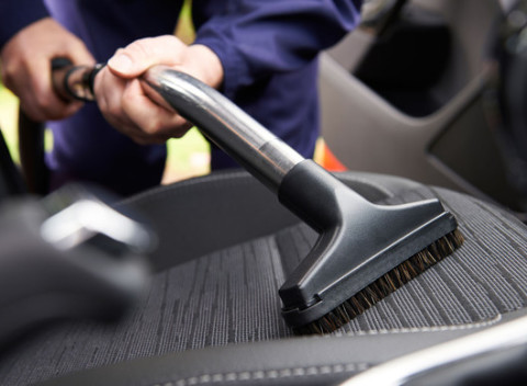 Kompletné čistenie interiéru a exteriéru s ochranou laku auta a možnosťou tepovania.