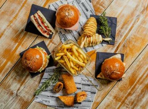 Šťavnaté COMBO - burgre a sandwich so sous-vide trhaným mäskom v BEER STATION TAPHOUSE