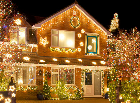 Vianočné osvetlenie v podobe reťazí, záclon či žiarivých svietiacich cencúľov.