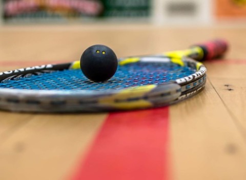 Hodina squashu alebo permanentka na 5 vstupov v IMET SQUASH & RELAX CENTRUM.