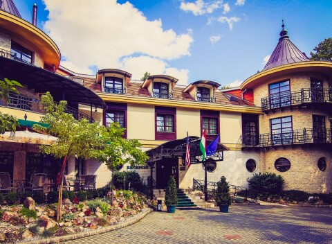 Maďarsko: Miskolc len 100 m od unikátnych jaskynných kúpeľov v Hoteli Kitty *** s raňajkami formou bufetu