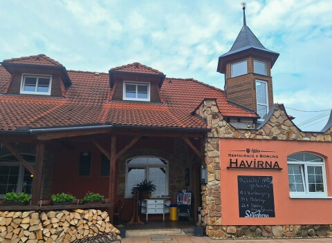 Moravský kras pri zámku v Letovice: Penzión Havírna s raňajkami alebo polpenziou a bowlingom + sudové víno