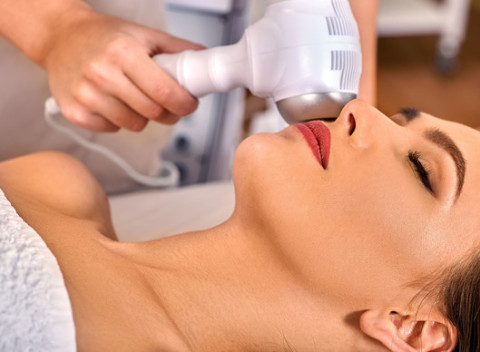 Reštartujte svoju pokožku neinvazívnym faceliftingom vo VIP Clinic - Košice.