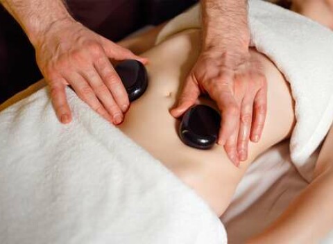 Klasická alebo celotelová masáž s lávovými kameňmi v City wellness v Košiciach