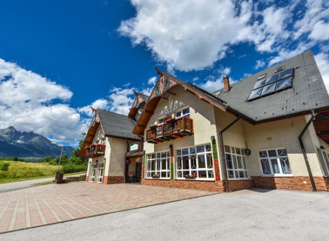 Jarná dovolenka v Tatrách v penzióne Lomnicky s výhľadom na Lomnický štít.