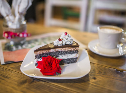 Koláč podľa dennej ponuky s kávou alebo horúcim čajom v Raňajkárni Rozprávka.