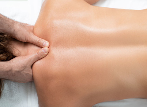 Čiastková masáž šije, chrbta, thajská olejová masáž alebo klasická relaxačná masáž.