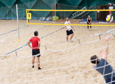 Beach volejbal v krytej hale pre skupinu hráčov - aj ako darčekový poukaz.