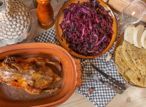 Celá kačka pre 4 osoby alebo kačacie stehno v malej rodinnej pivárničke.