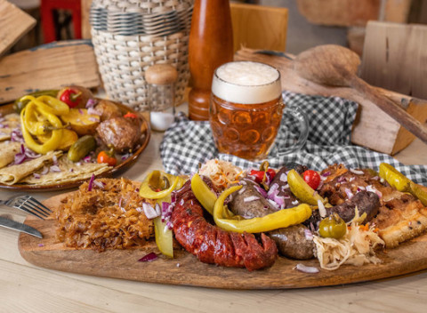 Najlepšie zabíjačkové pochúťky na jednom tanieri. Porcia pre 2 osoby.