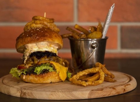 Poctivý burger v domácej žemli na Obchodnej v Hidden Garden Restaurant.