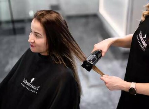 Dámsky strih so Split-ender zastrihávačom s regeneračnou kúrou Fiber Clinix a fúkanou