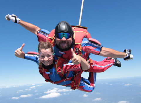 Absolútne adrenalínové vzrušenie! Tandemový zoskok z výšky až 3000 m n. m. nad Bojnicami.