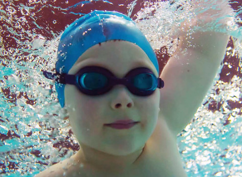 Voda je fajn – je mokrá, špliecha a je v nej kopec zábavy. Kurz plávania pre deti a dospelých.