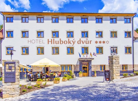 Pobyt pri Olomouci v luxusnom Hoteli Hlboký Dvůr ***+ s neobmedzeným wellness, sektom a polpenziou.