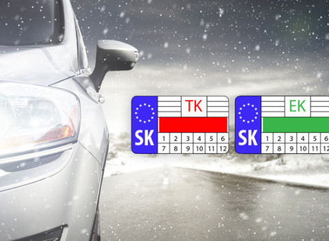 Technická a emisná kontrola osobného vozidla alebo nákladného vozidla.