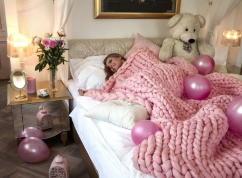 Ručne pletená merino deka z ovčej vlny. Dostupné v 3 veľkostiach a v 3 farbách.