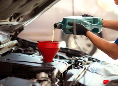 Výmena oleja a olejového filtra s vlastným materiálom alebo možnosťou zakúpenia s 15 % zľavou