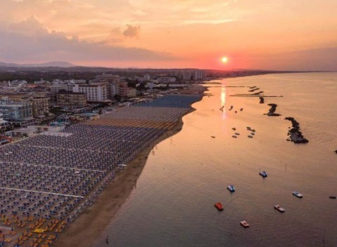 Taliansko neďaleko Rimini v Hoteli Leonardo len 180 m od pláže s raňajkami.