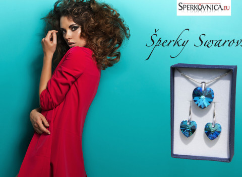 Set SWAROVSKI - elegantné náušnice a prívesok v tvare srdca v darčekovej krabičke.