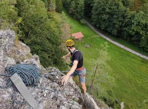 Zlaňovanie s inštruktorom alebo lezenie pre začiatočníkov v krásnom okolí Slovenskej Lupče