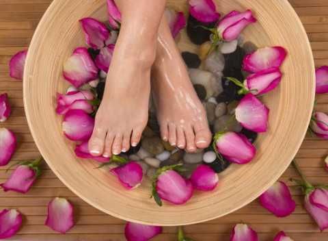 Mokrá pedikúra s peelingom a masážou - na výber z 3 nechtových balíčkov.