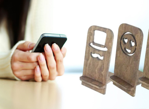 Univerzálny drevený stojan na mobil - vhodný pre 4 až 6-palcové zariadenia.