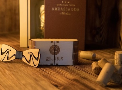 Originálny ručne vyrábaný motýlik z dreva v darčekovej krabičke - 12 druhov na výber.