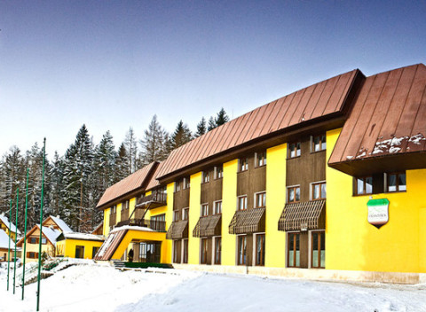 Víkendový pobyt pre 2 osoby s raňajkami či polpenziou v Horskom hoteli František v srdci Javorníkov.