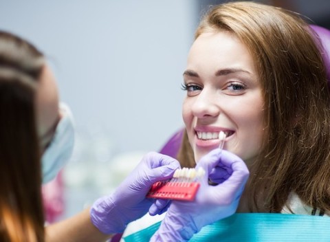 Bezperoxidové 3-fázové bielenie zubov v ambulancií dentálnej hygieny + kefka Curaprox grátis.